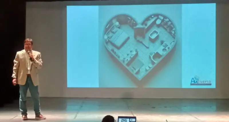 Escritor comparte experiencia como persona autista