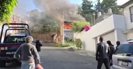 Combaten bomberos incendio de casa en Santa Bárbara, Toluca