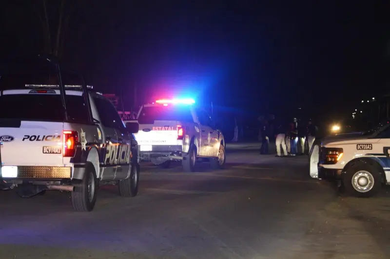 Policias hieren a hombre que intentó atacarlos con cuchillos