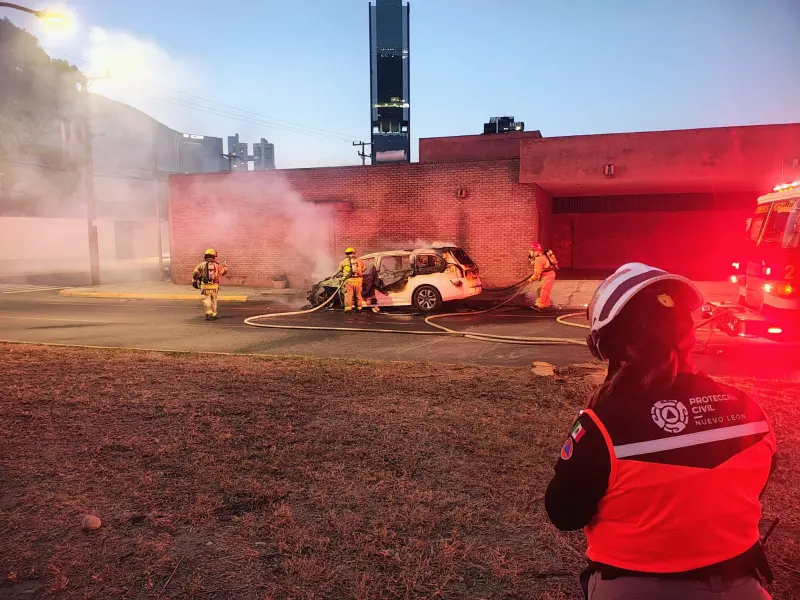 Vehículo se incendia en plena vía pública en San Pedro