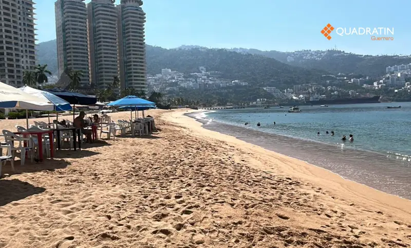 Buscan a hombre en el mar tras desaparecer en playa Condesa de Acapulco