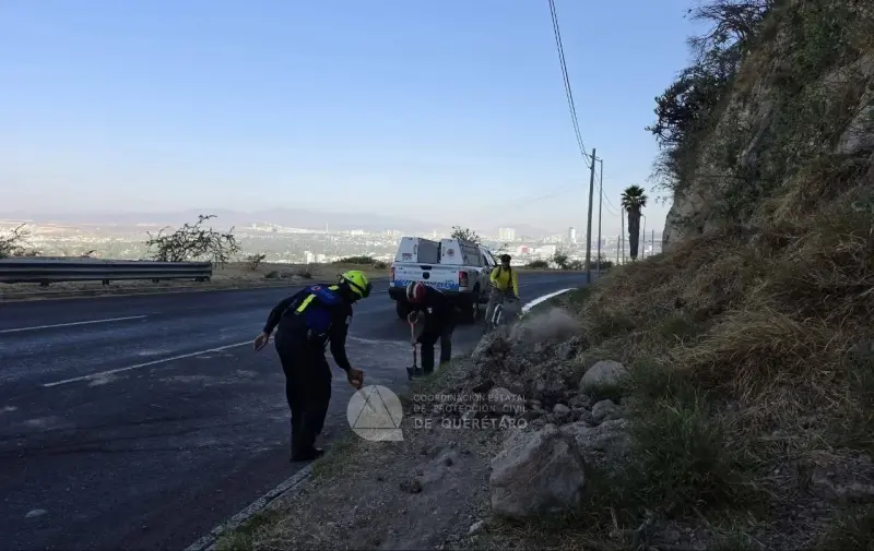 Deslave en Boulevard de la Nación afecta circulación; retiran tierra y rocas para liberar carril