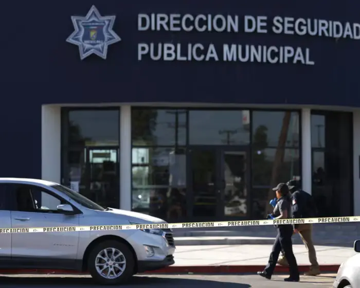 Atacan a balazos a agente municipal; llega herido a la comandancia