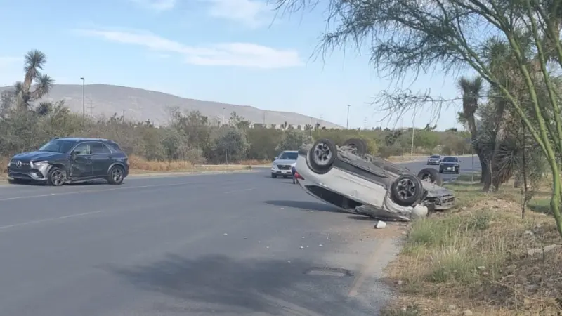 Volcadura de vehículo moviliza a cuerpos de rescate en García