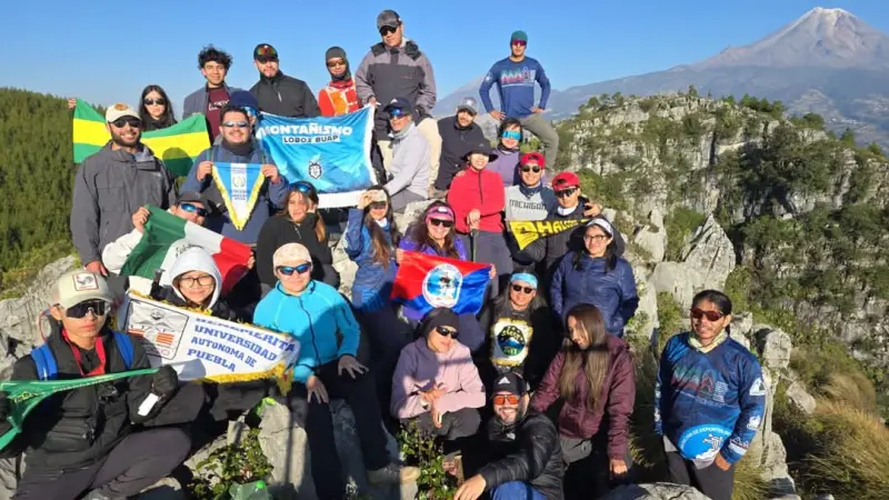 Estudiantes de la BUAP conquistan las cumbres de Tepoztécatl y Azul