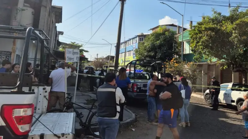 Alumno mata a dos maestras de prepa con fusil de asalto frente a sus compañeros en Michoacán