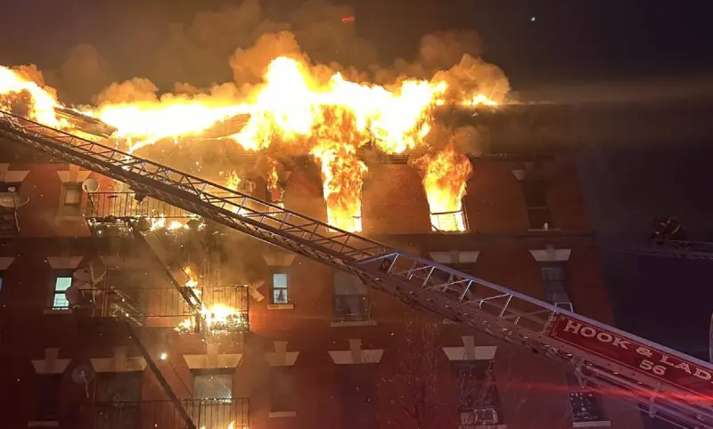 Deja incendio en Bronx un muerto y 4 bomberos heridos