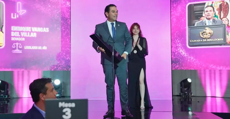 Entregan a Senador Enrique Vargas premio 'Legislador del Año'