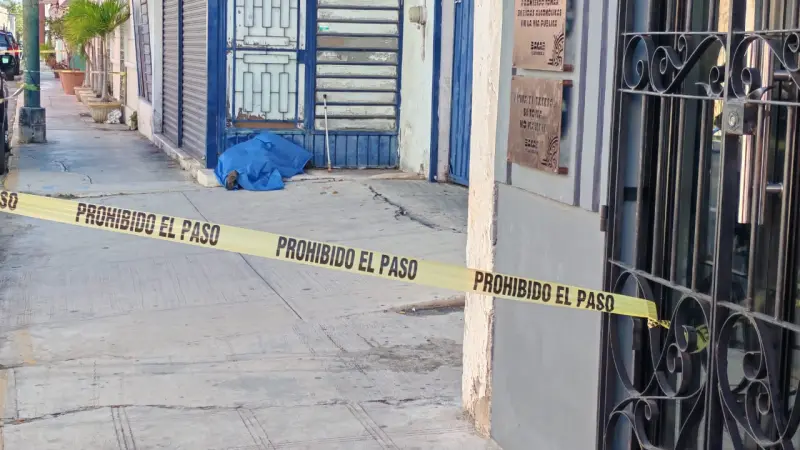 Hombre fallece en la vía pública del Centro de Mérida