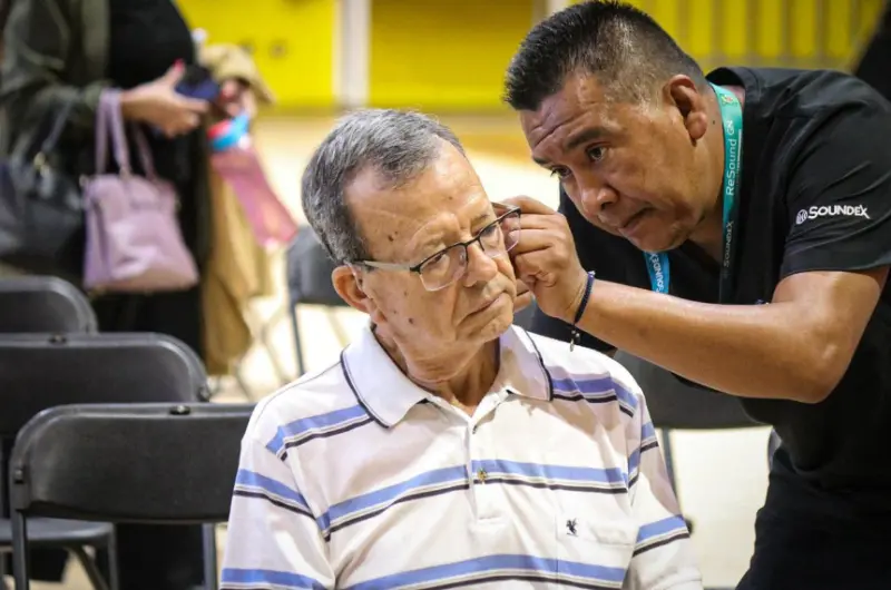 Entregan 557 aparatos auditivos a jóvenes y adultos de Culiacán