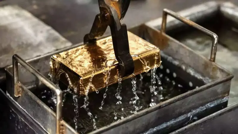 El oro pierde su rol de refugio pese a la guerra; tasas altas y dólar impulsan caída de 18%