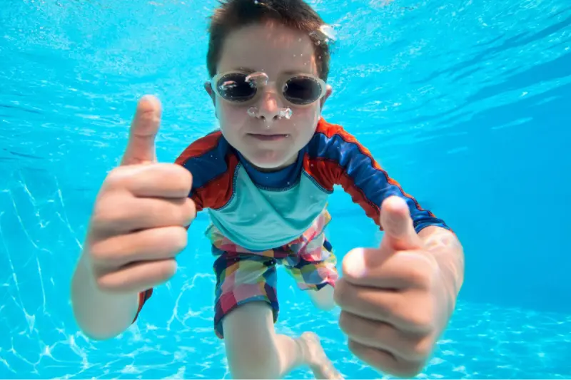 Aprender a nadar es una herramienta de vida, no una actividad extra