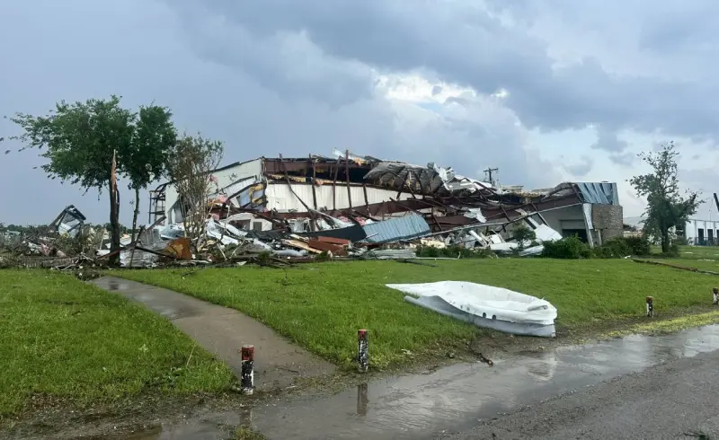 Reportan daños por tornado en Mineral Wells, Texas