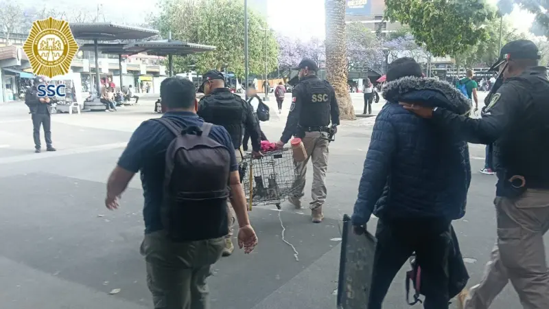 Detienen a un hombre que ofrecía adopción de perros y gatos por dinero en alcaldía Cuauhtémoc