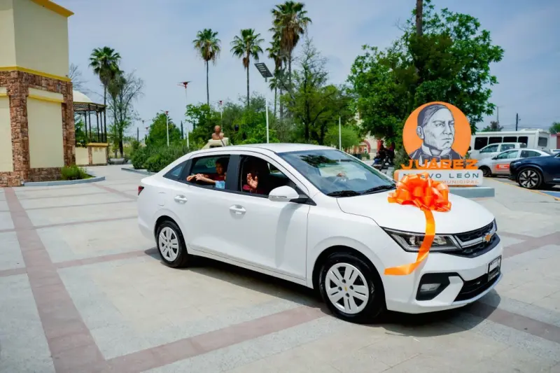 Entrega Juárez automóvil a ganador del Sorteo del Predial 2026