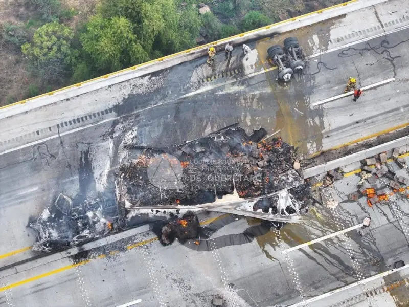 Atienden cuerpos de emergencia incidente vehicular en Macrolibramiento Amealco–San Juan del Río