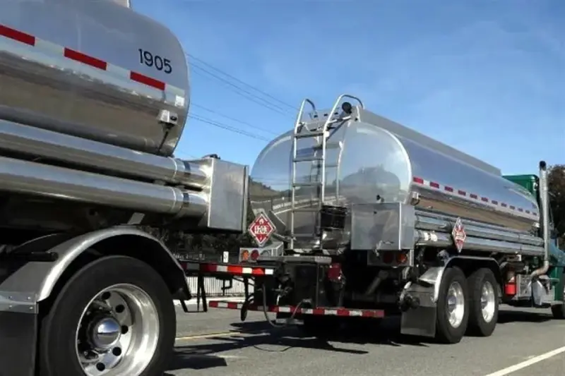 Explota camión cisterna en Texas y deja a conductor herido