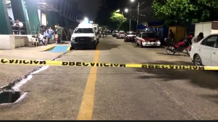 Ultiman a taxista frente a hospital del IMSS en Coatzacoalcos