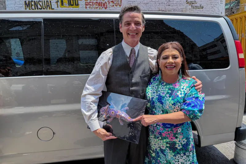 Felicita Clara Brugada a actor Pedro Pascal; le obsequia artesanía de ajolote