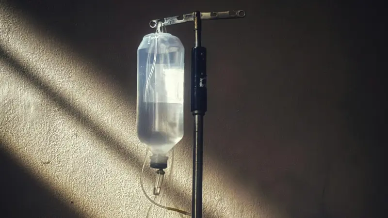 Ofrecen sueroterapia en Querétaro; alertan riesgos tras caso Sonora