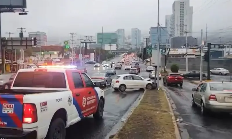 Reportan múltiples accidentes viales en Monterrey tras lluvias