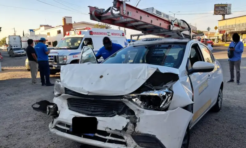 Dos heridos por choque entre un auto y un autobús