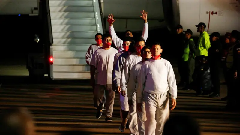 Corte de apelaciones EU blinda a funcionarios de Trump en investigación sobre vuelos de deportación