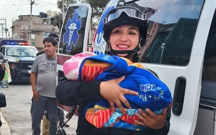 Auxilian policías parto de emergencia en Chimalhuacán