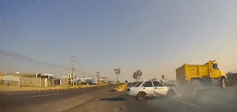 Dashcam capta choque contra camión materialista en carretera a Ezequiel Montes