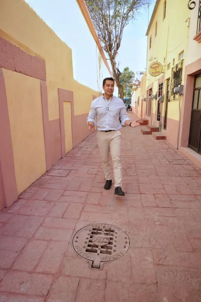Entrega Felifer Macías rehabilitación del Andador Jesús García en el Centro Histórico de Querétaro