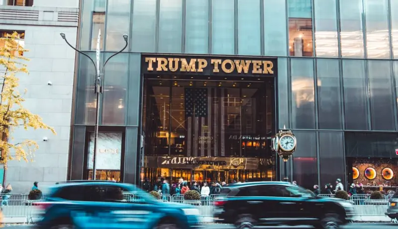 Refuerzan seguridad en Torre Trump tras tiroteo en Washington