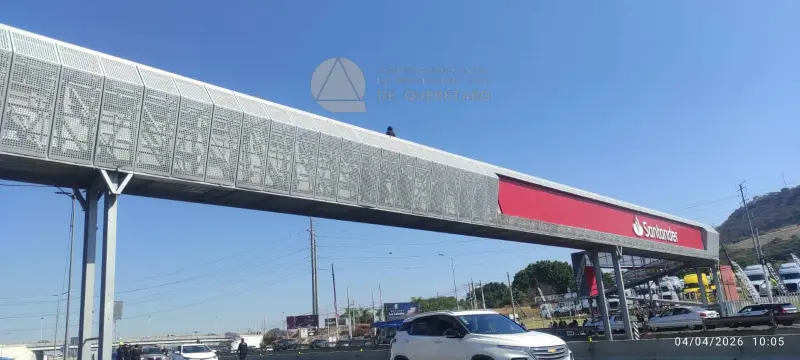 Rescatistas salvaguardaron a mujer que trepó a puente de 5 de Febrero