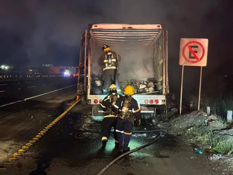 Se incendió camión en la autopista 57 en Pedro Escobedo