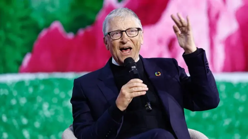 Tres profesiones resistirán el avance de la inteligencia artificial, prevé Bill Gates