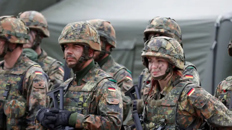 Alemania obligó a hombres de 17 a 45 años a pedir permiso militar para salir del país más de tres meses bajo nueva ley vigente desde enero, con meta de ampliar el Ejército a 260 mil efectivos y reforzar control de personal disponible