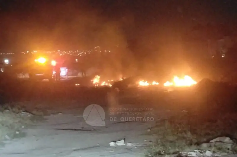 Controlan dos incendios en predios baldíos de Querétaro