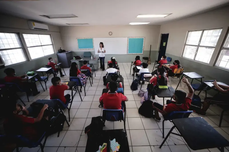 Buscan regular uso de celular en escuelas de Baja California