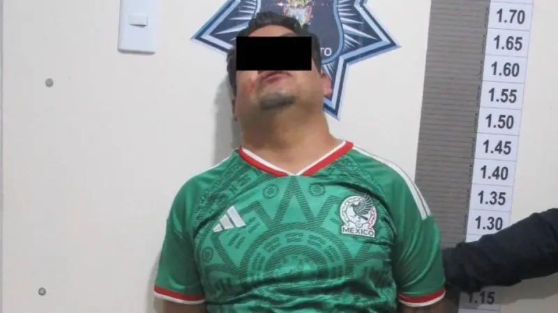 Detienen a hombre que amenazó con machete a policías en Guanajuato; cae de azotea al intentar huir