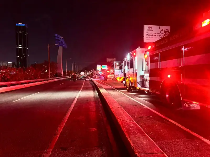 Accidente vial en Monterrey deja un lesionado y carriles bloqueados