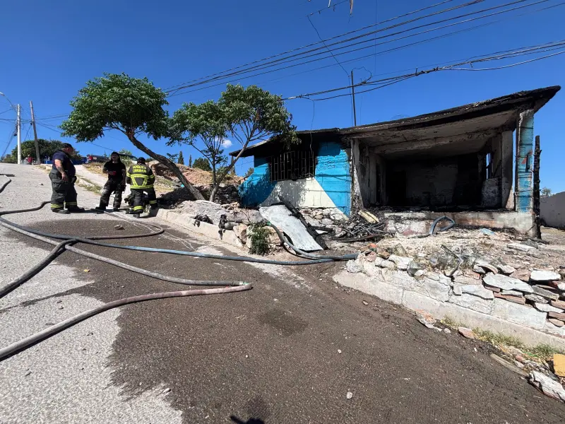 Arde casa en el Cerro de la Cruz