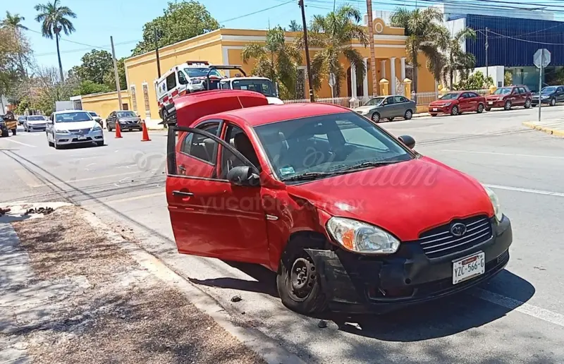 Se complican emergencias médicas: ambulancia de SSP y auto chocan en la García Ginerés, Mérida