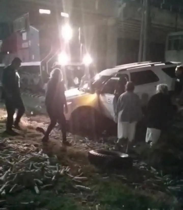 Tren impacta camioneta en Tula