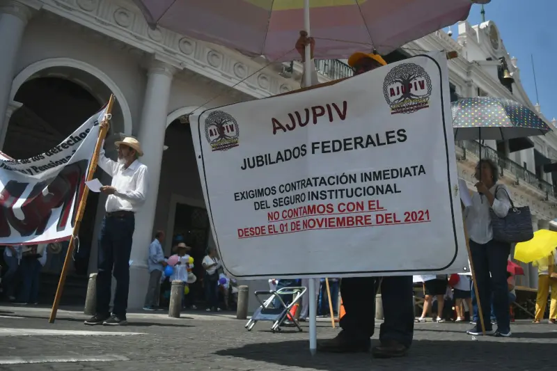 Jubilados y pensionados del ISSSTE bloquean centro de Xalapa