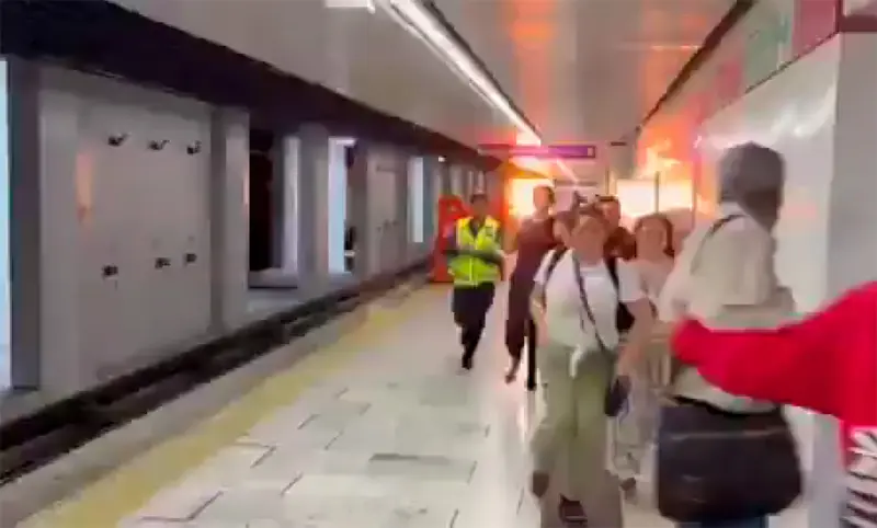 Por corto circuito, explosión y flamazo en Metro Salto del Agua