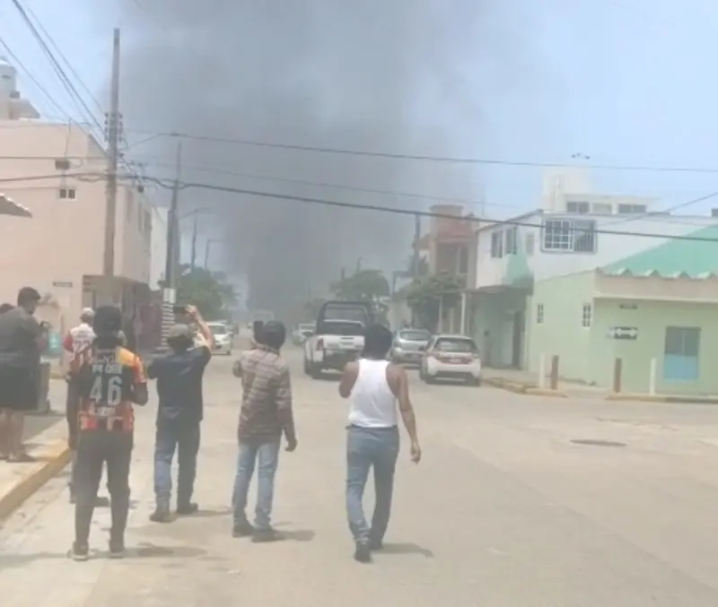 Se incendia camioneta en colonia de Coatzacoalcos