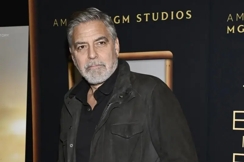 Califica George Clooney de crimen de guerra dichos de Trump