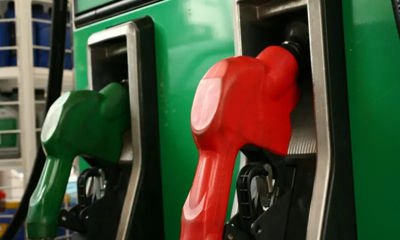 Tras varias semanas de apoyo continuo a los combustibles el gobierno recorta los estímulos a gasolina y diésel y traslada más carga fiscal al consumidor, un ajuste que pega directo al bolsillo en un momento de menor presión internacional en el petróleo