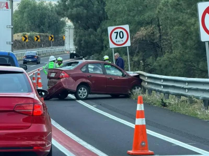 Se registra accidente vehicular en la autopista de Occidente