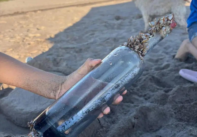 Familia encuentra en el mar mensaje en botella que viajó desde La Paz hasta Escuinapa
