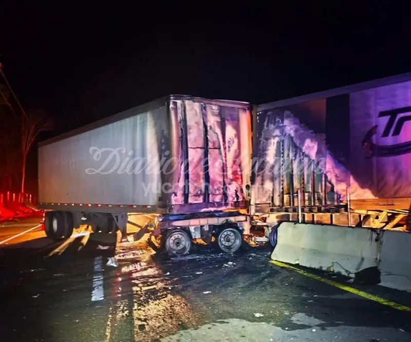 Accidente en la Mérida–Cancún: tráiler se incendia tras volcadura